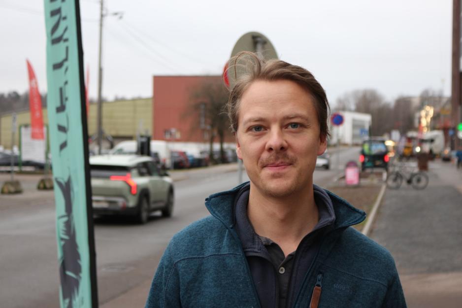 Mann står foran veien og ser inn i linsen