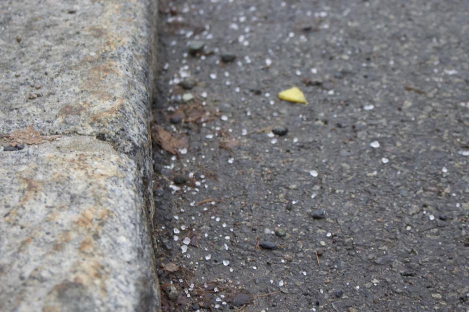 Nærbilde av saltet som har samlet seg på siden av fortauet