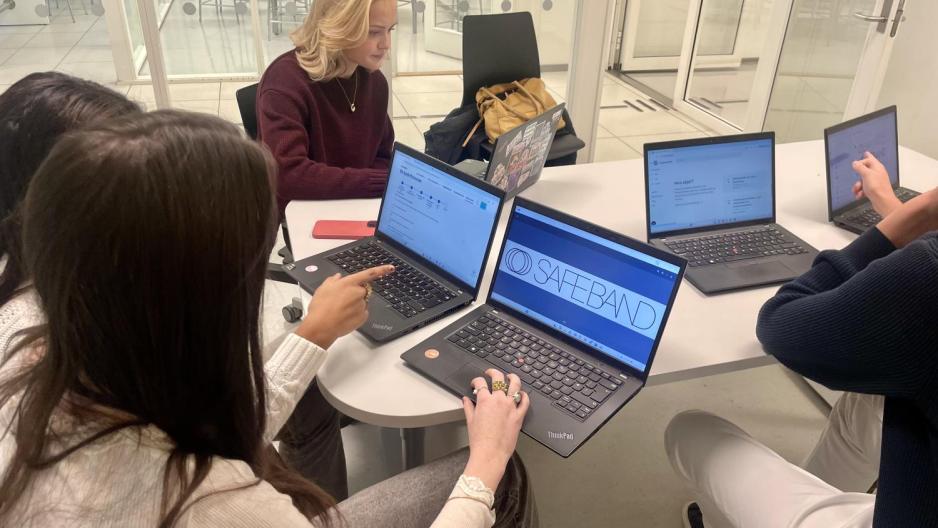 Elever arbeider på pc.