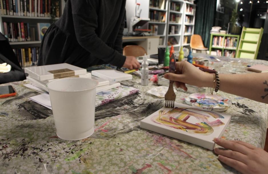 Jente som maler på lerret 