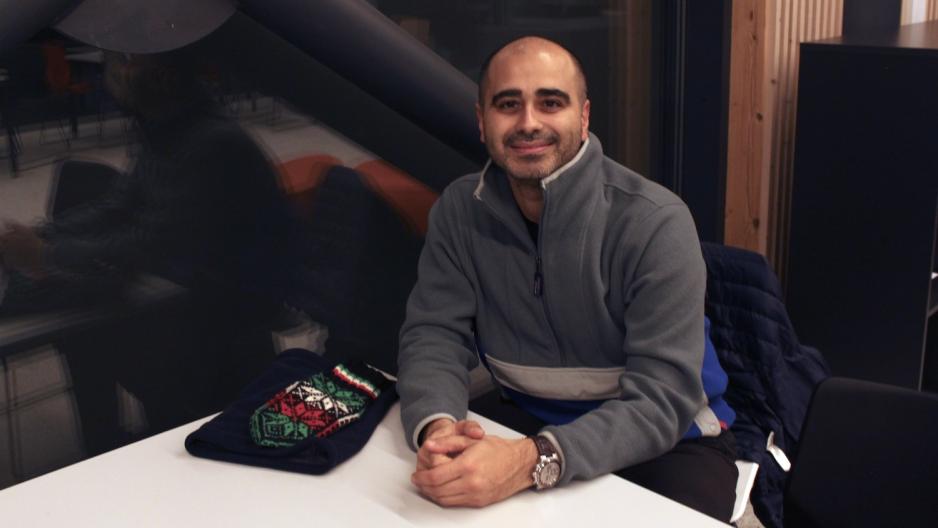 Eren Yaldiz ved et bord