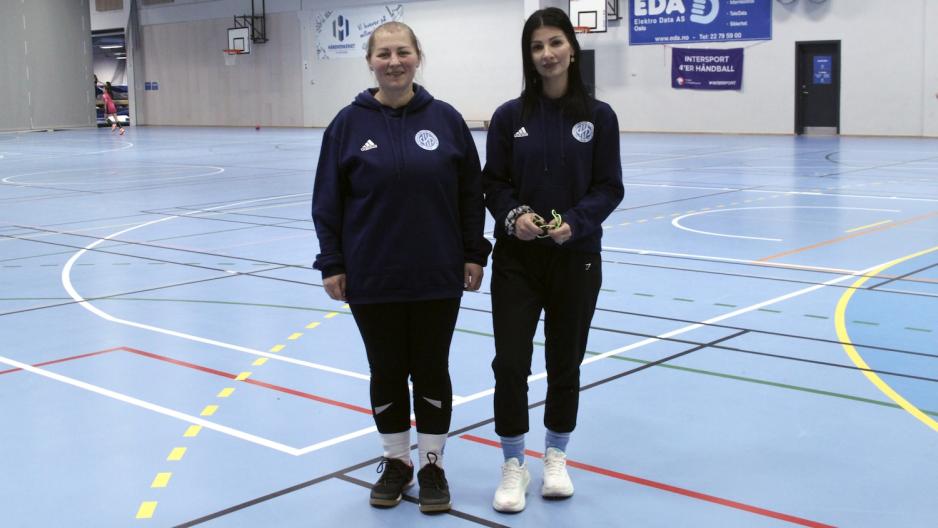 Trener og lagleder i hallen