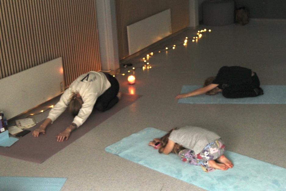 Marta Jonata med to barn i yoga posisjon