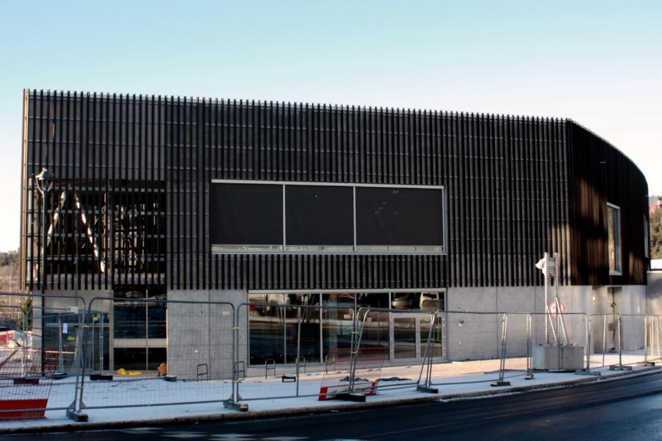 Utsiden av Stovner bad, omringet av gjerder