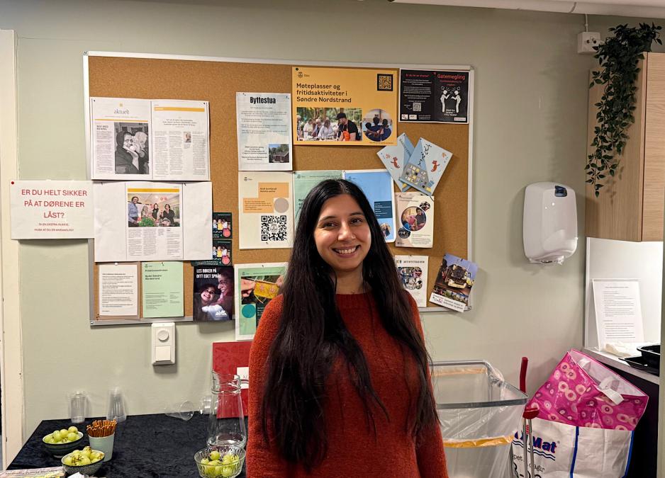 Agnihotri som står foran oppslagstavla på Nabohuset