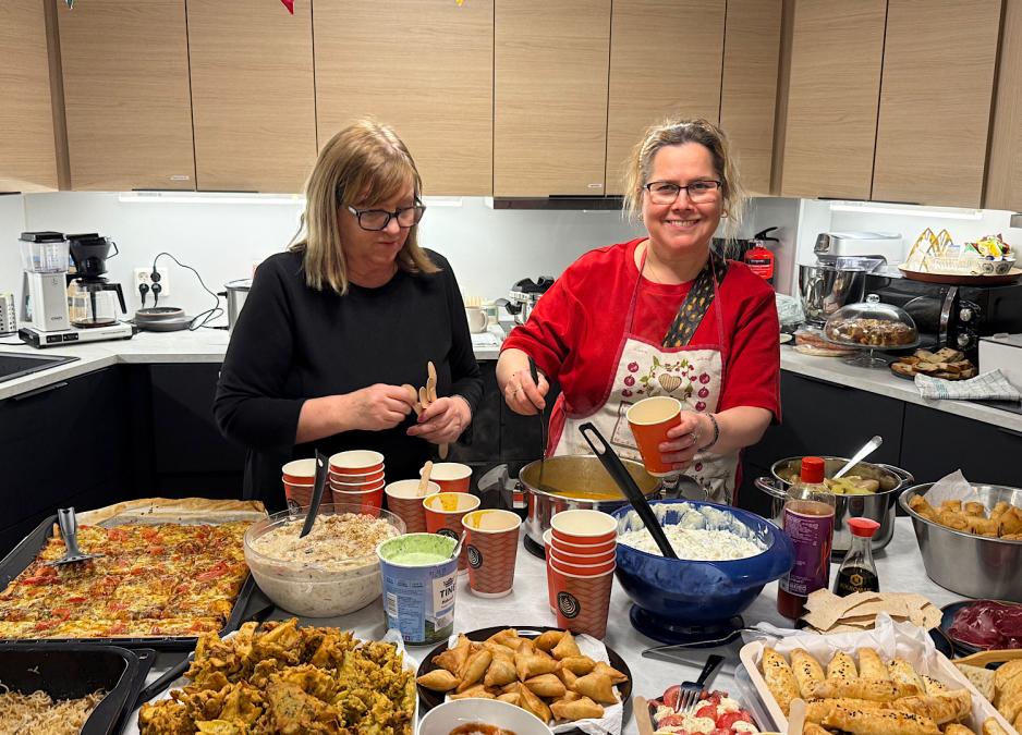 Aguilar og Altunbas står og serverer mat til gjestene på festen.