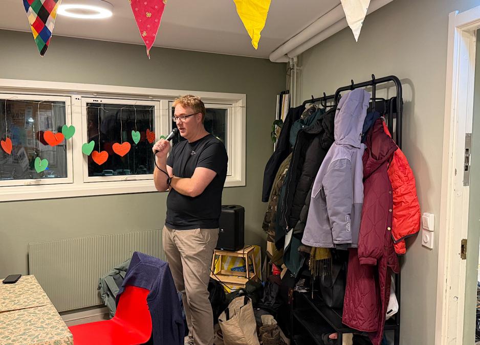 Magnus står foran gjestene og sier velkommen.