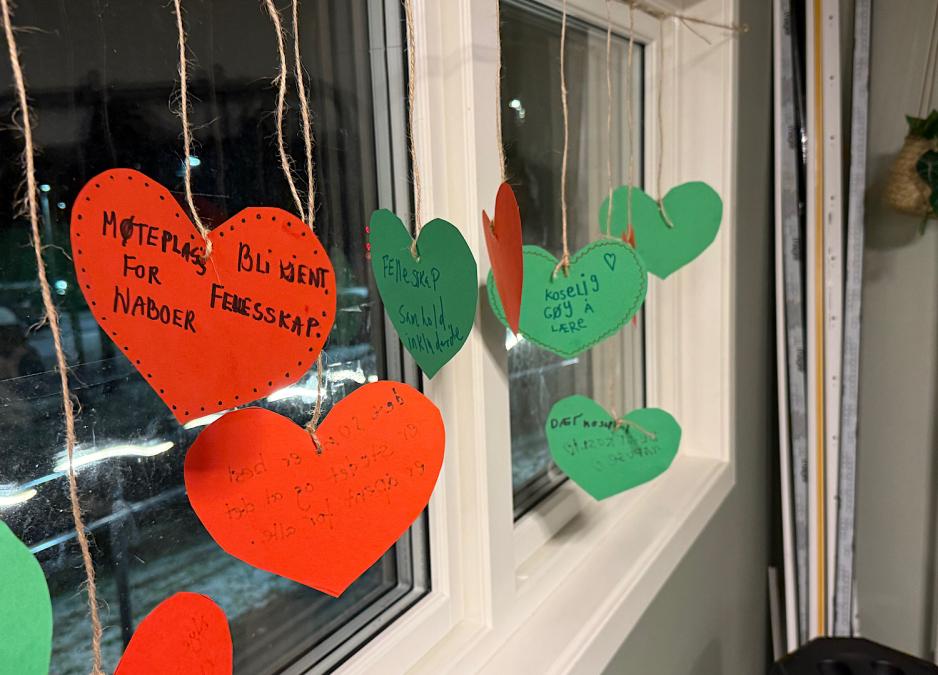 hjerter med skrift som henger i vinduet