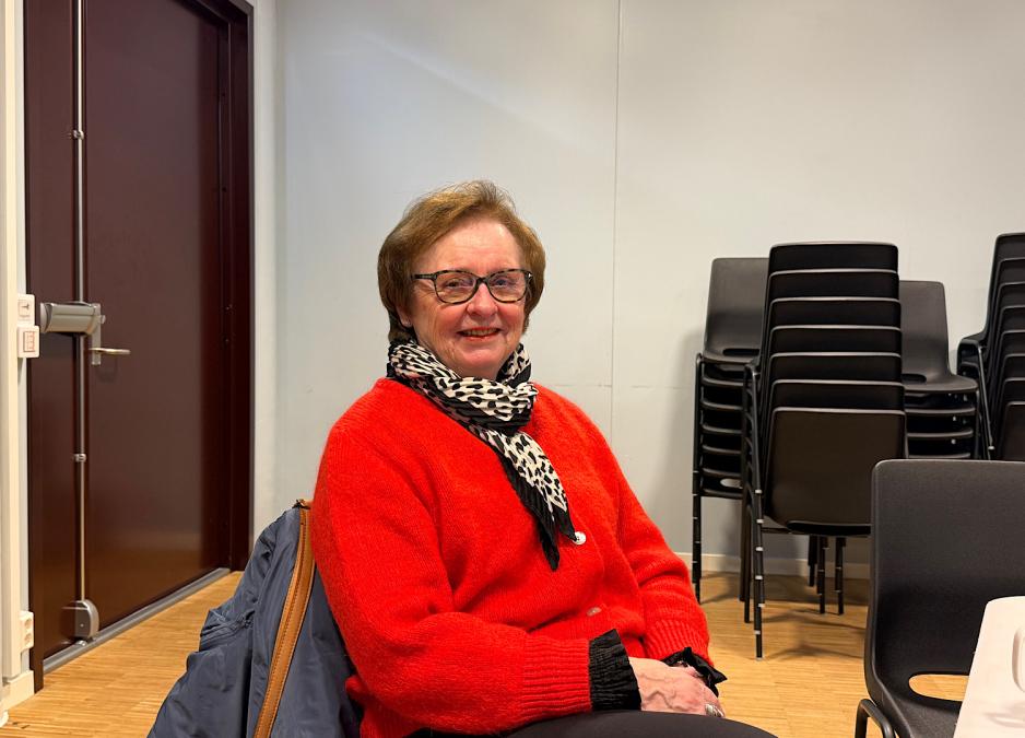 Tove Elisabeth Sander som er på dataveiledning på Deichman bibliotek på Holmlia.