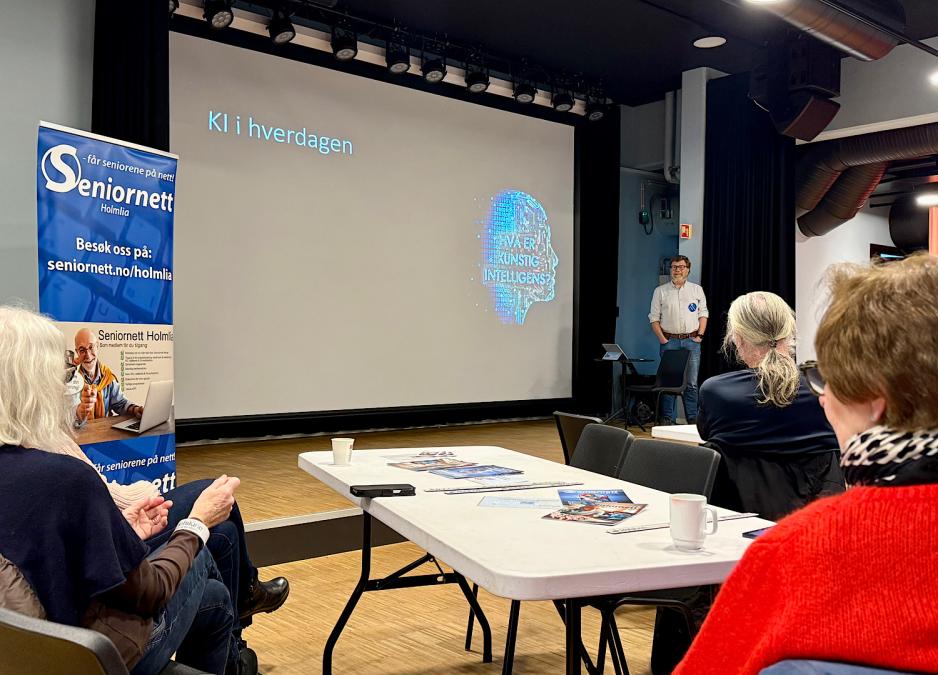 Eldre som får dataveiledning på Deichman bibliotek på Holmlia