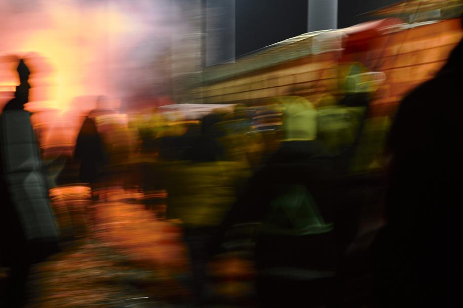 Supportere strømmer inn i stadion. 