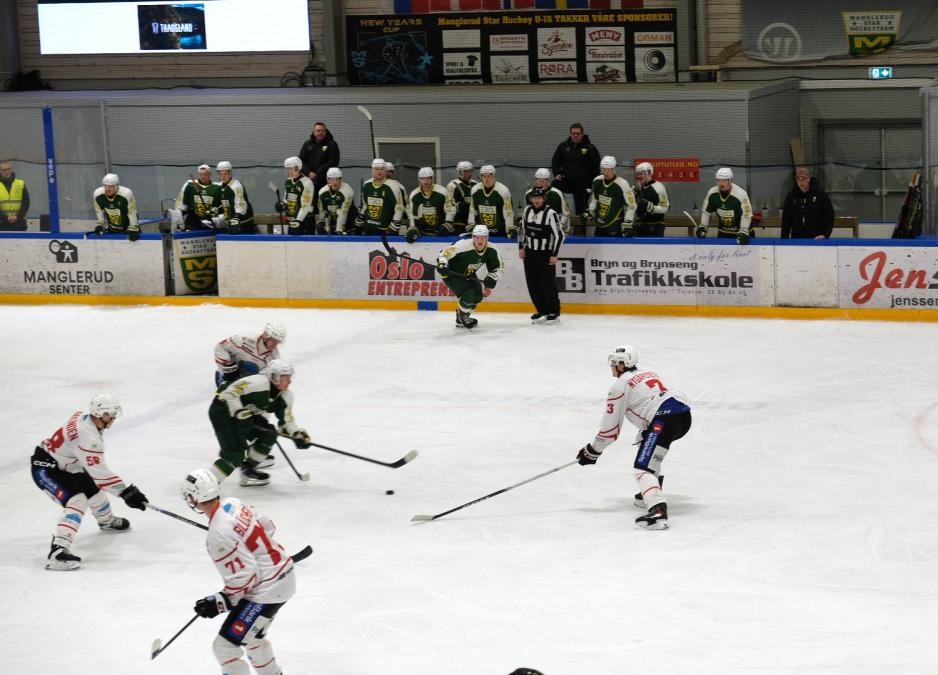 Både Manglerud Star og Kongsvinger kaster seg mot pucken i første periode. 