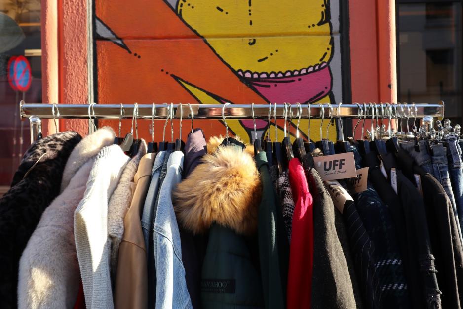 Klær som henger på et stativ utenfor bruktbutikken UFF.