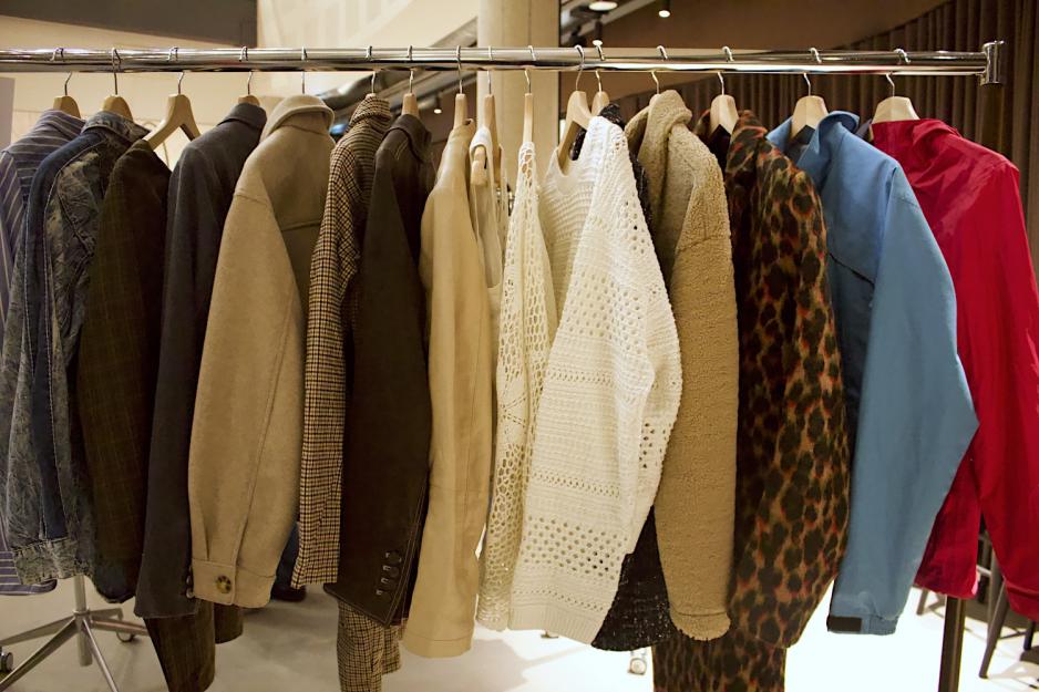 Ulike klær på klesbyttemarkedet