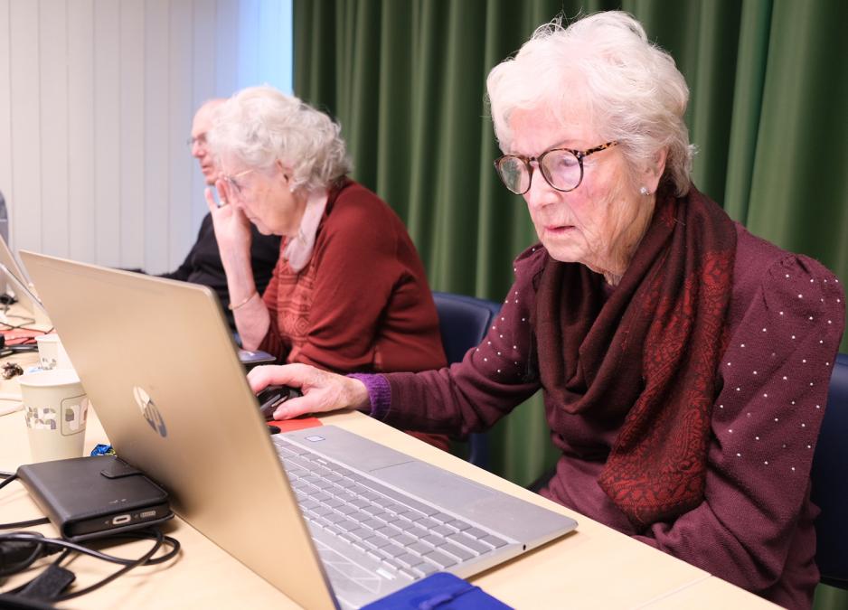 Liv Berge som får unna gjøremålene på datamaskinen 