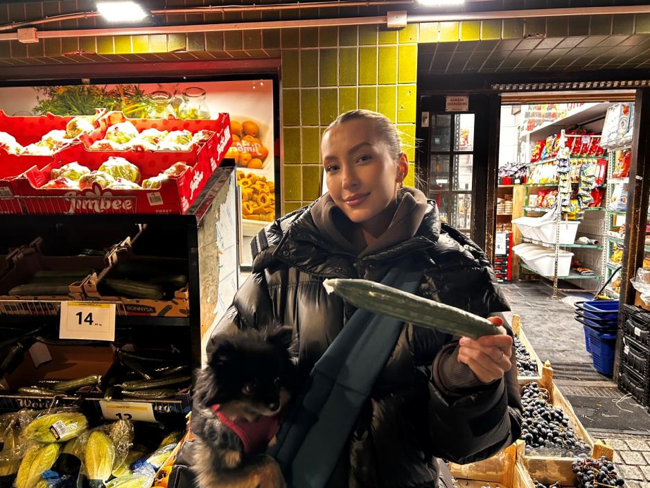 Luna Lea utenfor Nord Dagligvare Import