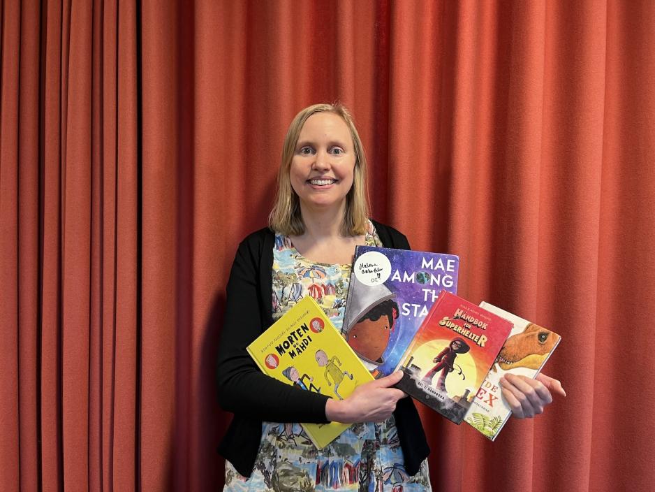 Malene som holder bøker på Deichman Holmlia