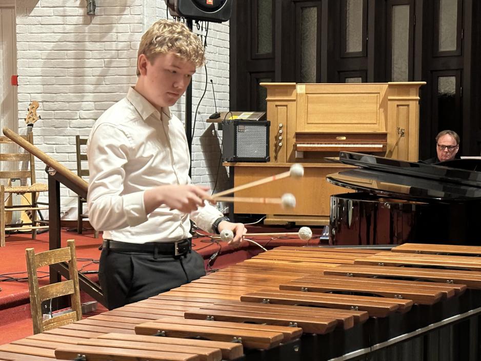 Bilde av Skilleås som spiller marimba