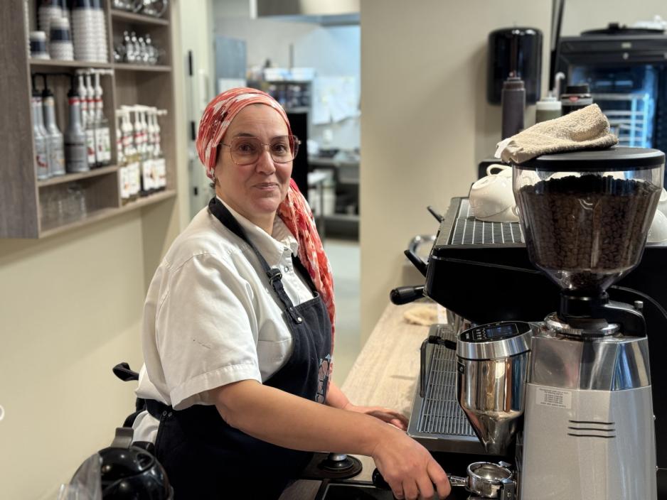 Nayat Abbouz lager kaffe på Kulturkafeen