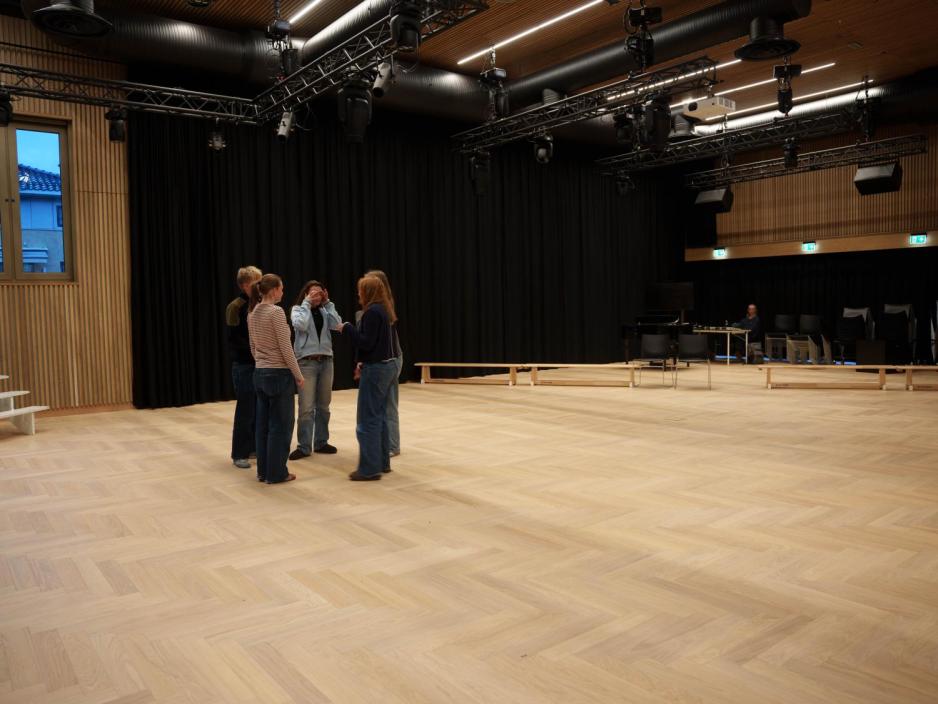 Revysjefene ved Nissen skole i nyoppusset scenerom.