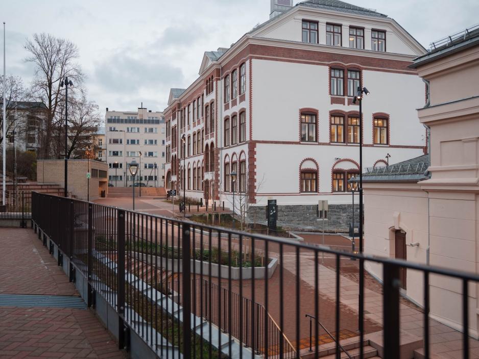 Hartvig Nissen skole på Frogner, med gjerde som forgrunn