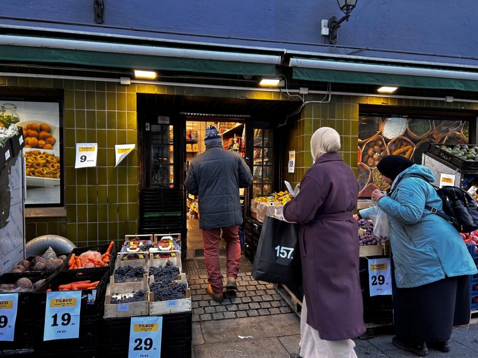 Kunder på vei inn i Nor Dagligvare import