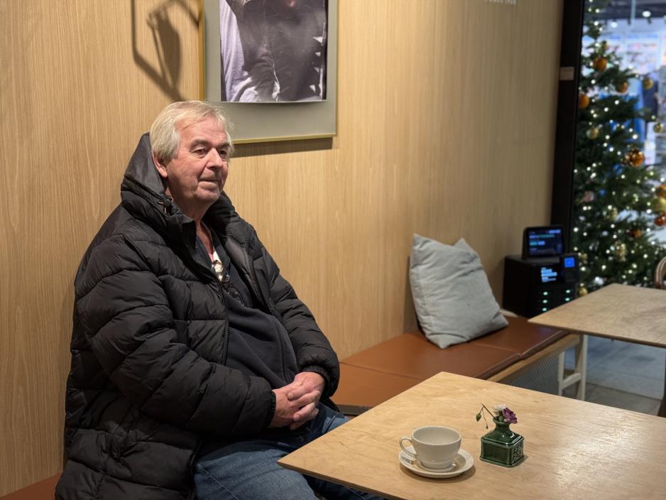 Ove Bevolden drikker kaffe på Baker Nordby