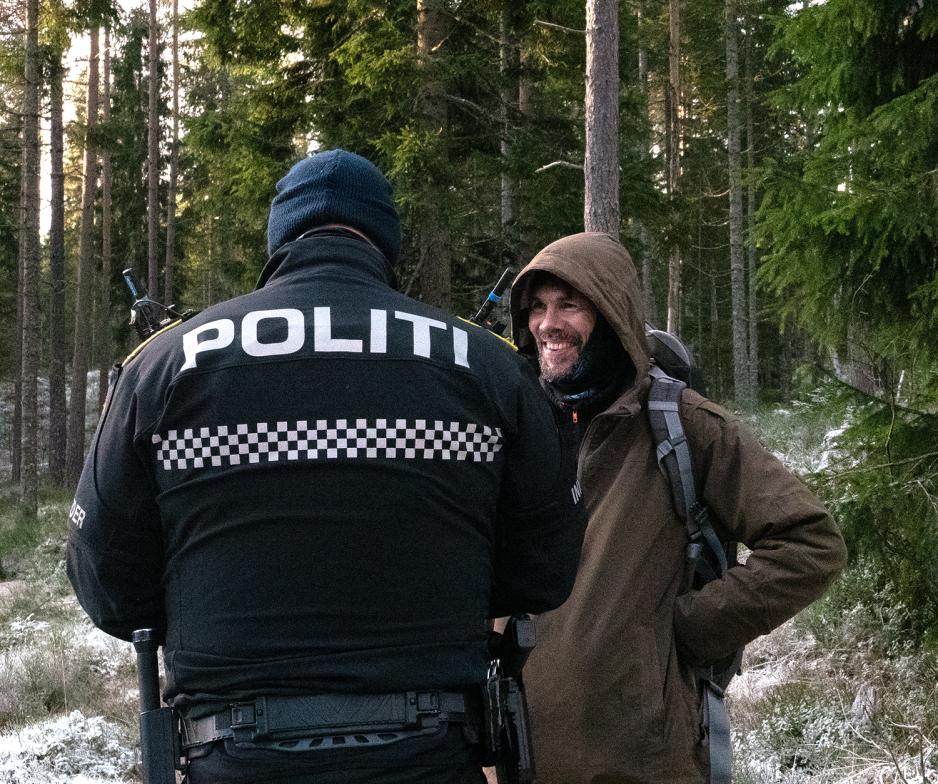 Pål Toft-Eriksen snakker med politiet etter at han klatret ned fra julegrana