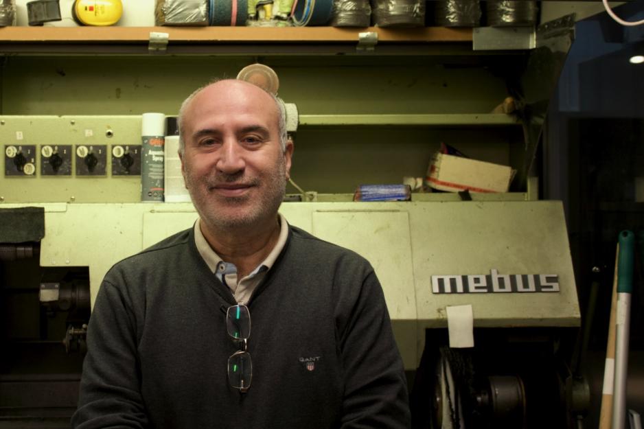 Portrett av Ali Yilmaz i skomakerforretningen hans. 