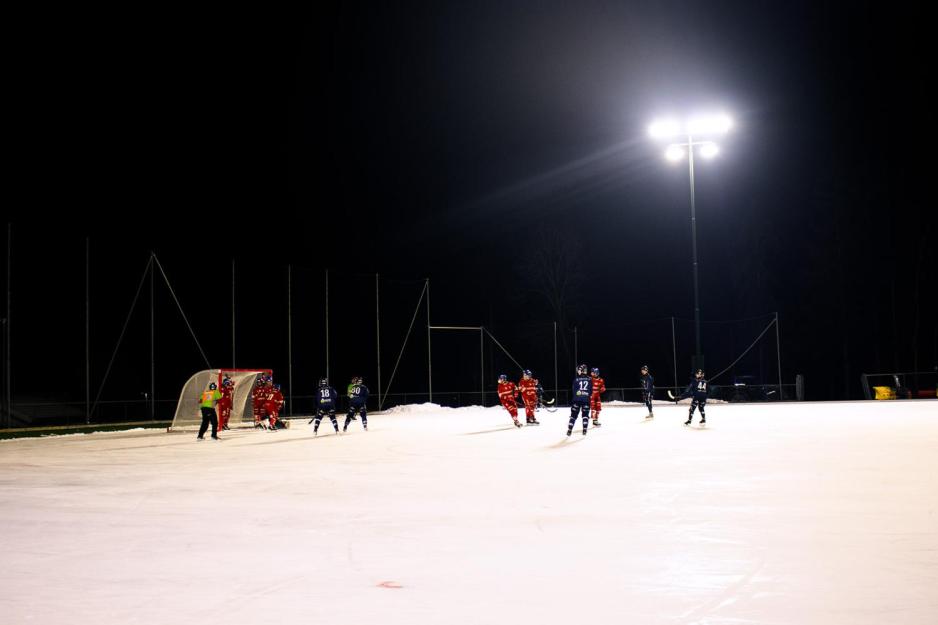 Ready scorer mål, mange spillere forran mål