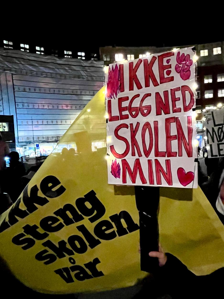 Skilt Demonstrasjon Rådhuset Skolebehovsplanen