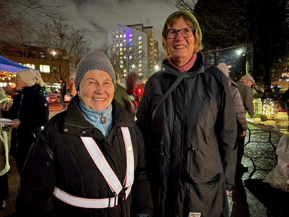 Marit og Lillian er frivillige, de smiler
