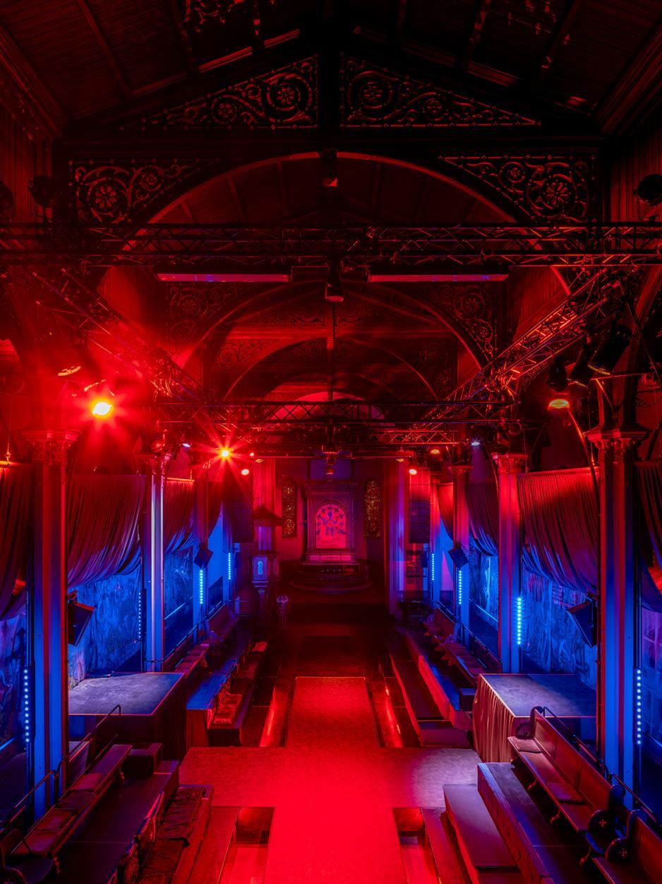 Sofienberg kirke, rød lysrigg