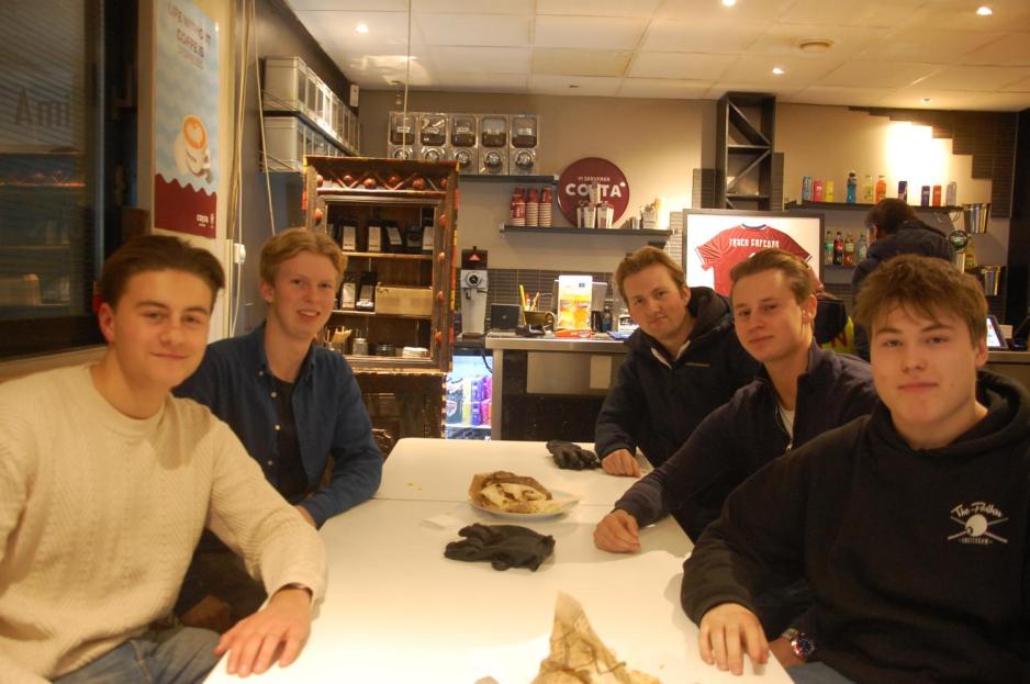 Gruppebilde av Sesongvaktene inne på Tåsen Cafébar. 