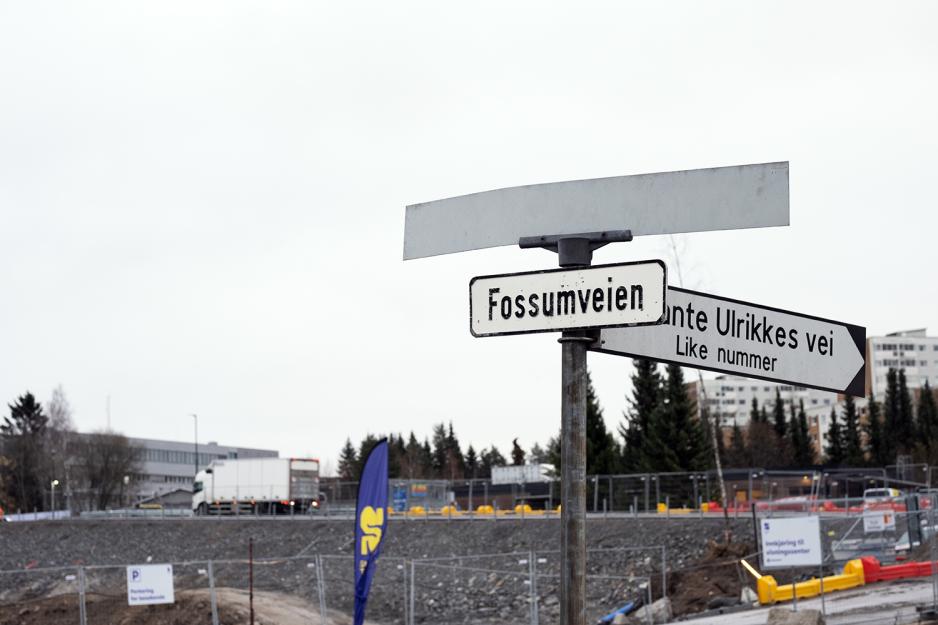 Veiskiltet til Fossumveien, men byggeplassen til Stovner Torg i bakgrunnen.