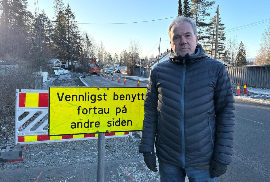 Ståle Hagen er politiker i Høyre. han står foran byggearbeid av bussholdeplasser.