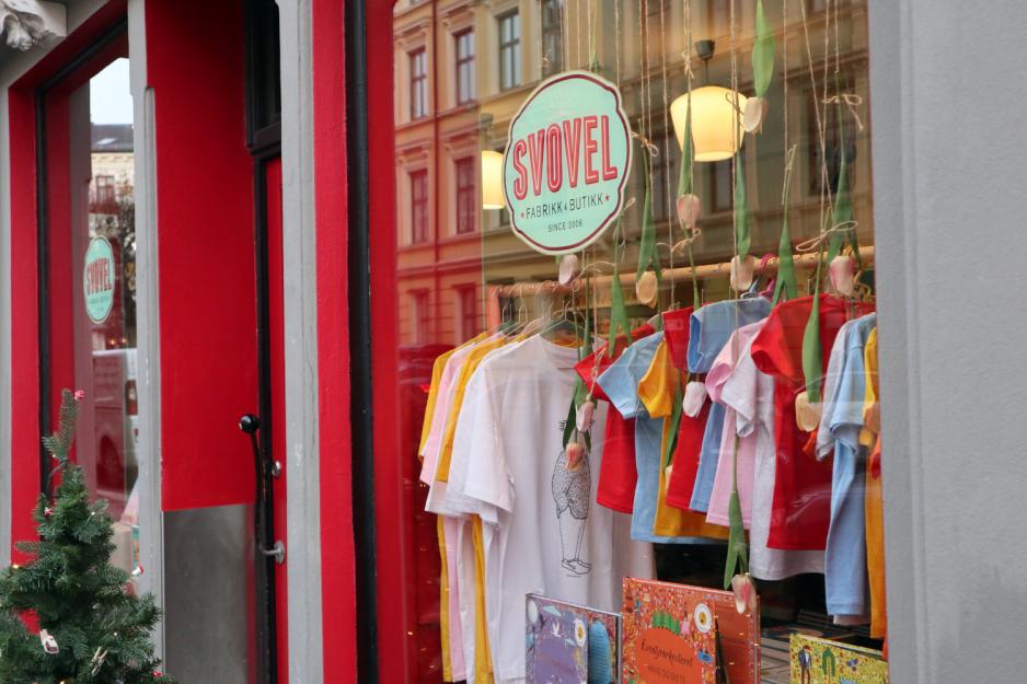 Utenfor butikkvinduet til bokhandelen Svovel. Det henger Albert Åberg t-skjorter i vinduet.