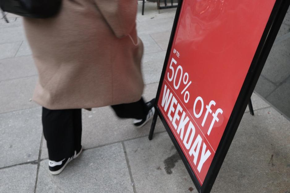Salgsskilt med 50% avslag utenfor Weekday
