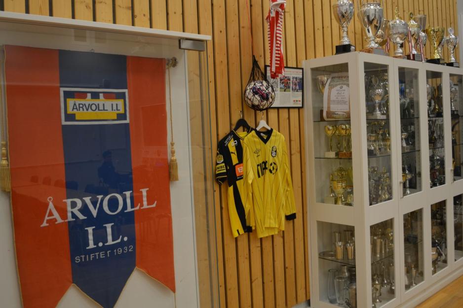 Trofekabinettet og klubblogoen i Klubbhuset