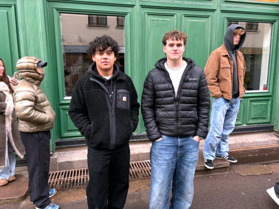 to kompiser som står i kø utenfor ditto 