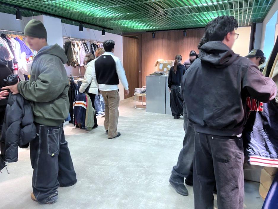 folk prøver å finne klær på butikken