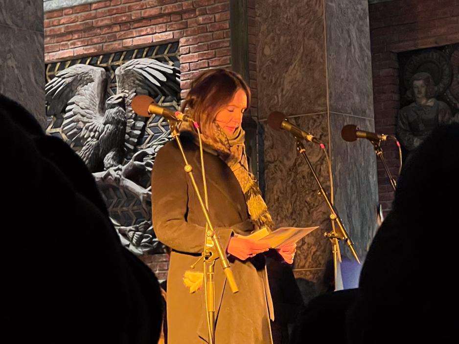 Julie Remen Midtgarden snakker til demonstrantene utenfor rådhuset