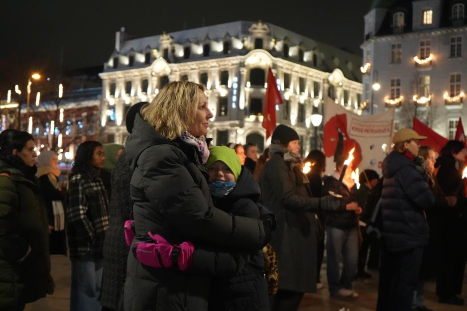 Mor og datter klemmer hverandre i markeringen av avskaffelse av vold mot kvinner. 