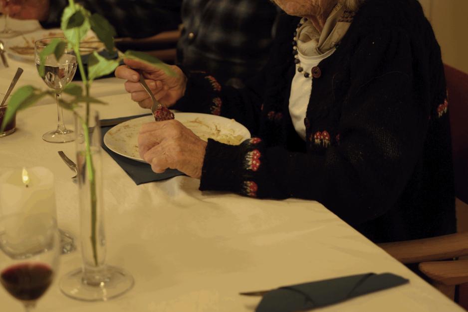 Bordet på Vestre Aker Frivilligsentral er duket for fredagsmiddag