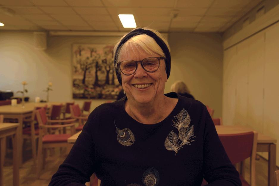 Ellen Margrethe Winther smiler under middagen