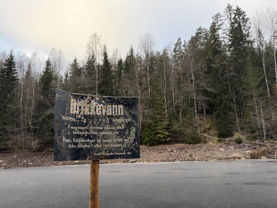 Gammel drikkevann skilt ved Åmotdammen