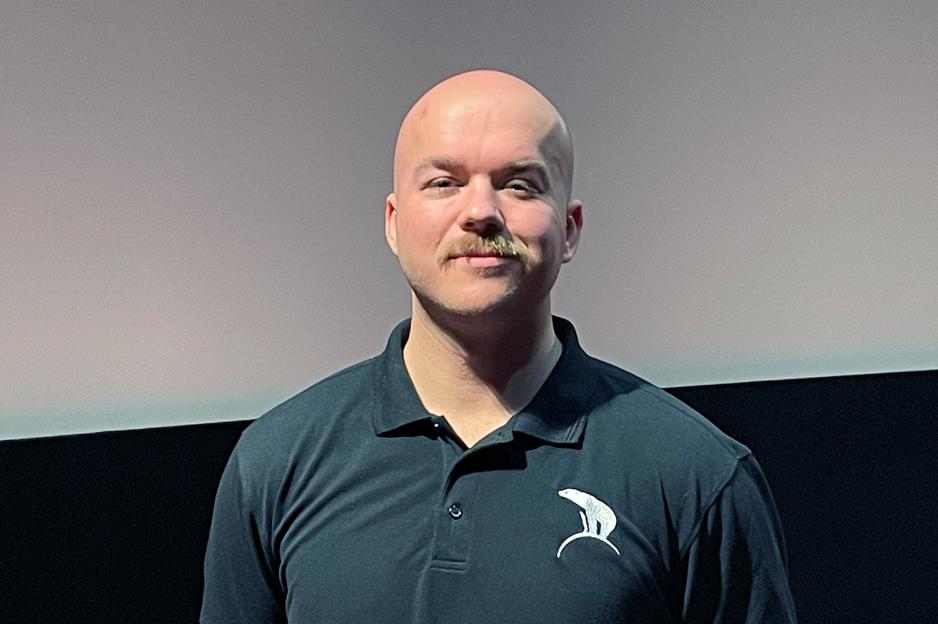 En mann som ser i kameraet