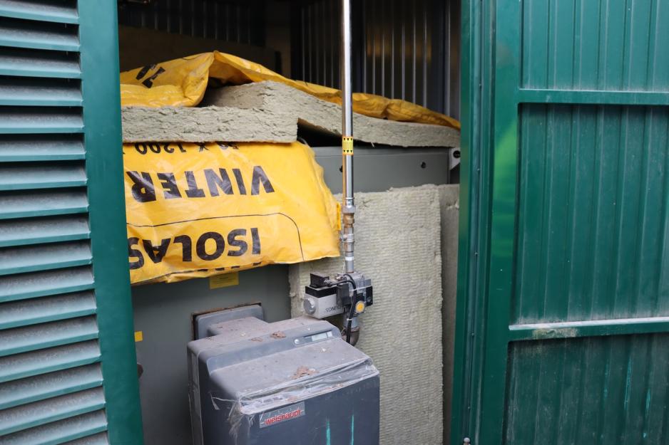 Steinullsplater er lagt rundt maskineriet.