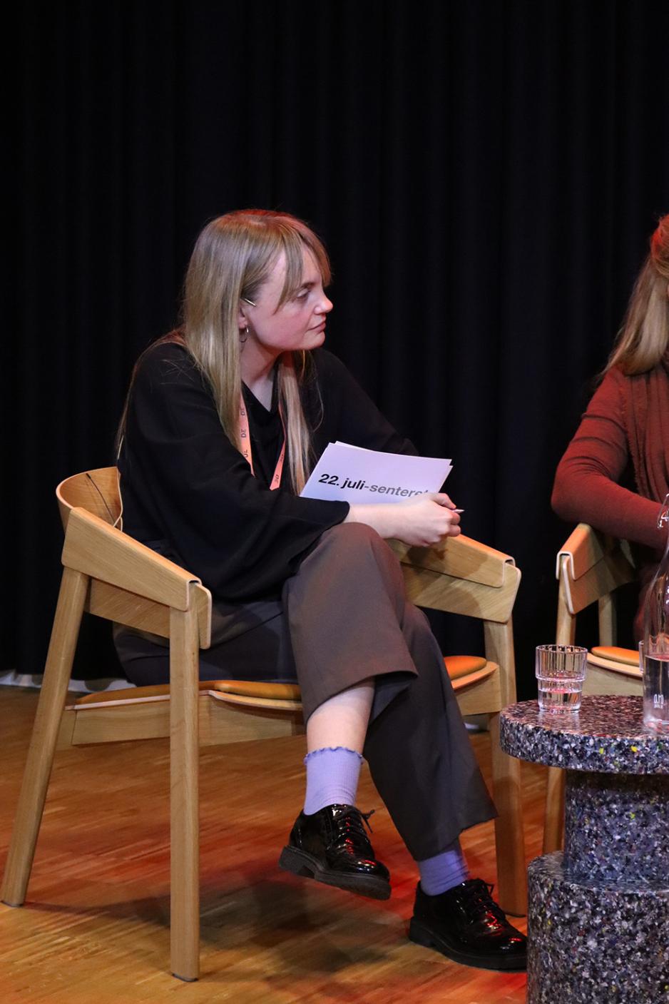 Jente holder manus hvor det står 22.juli-senteret
