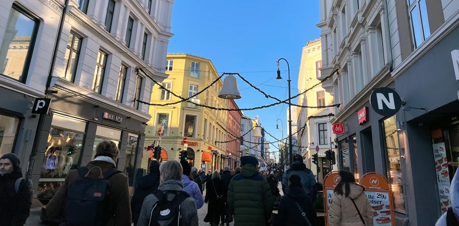 Mange mennesker på Karl Johans gate i Oslo